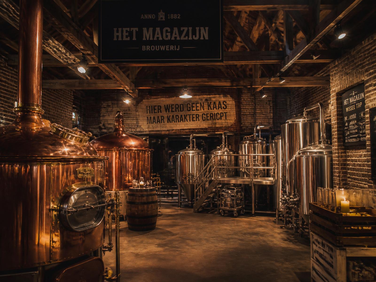 Interieur van brouwerij Dampegheest met koperen brouwketels